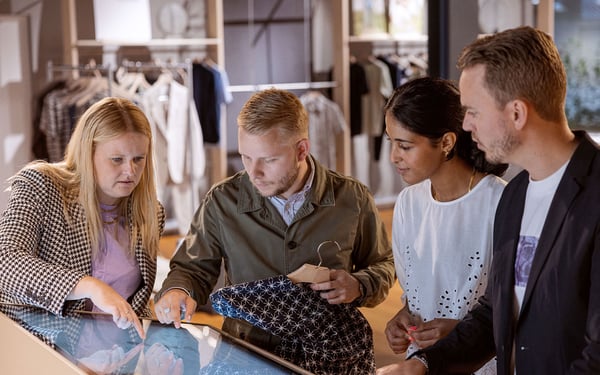 bestseller-colleagues-touch-screen-clothes