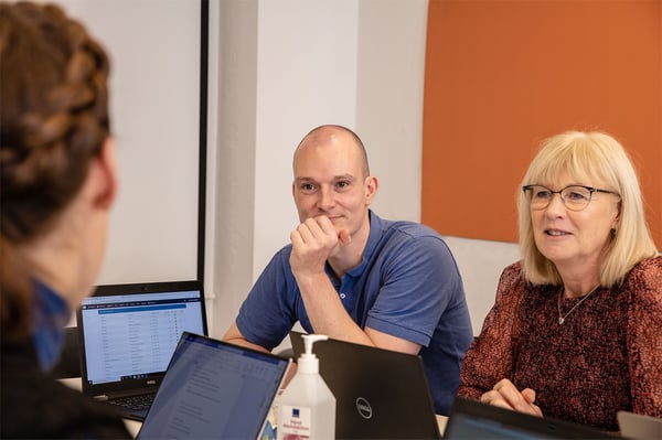 ipw-colleagues-meeting-table-laptops