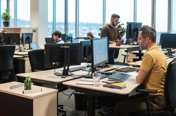nnit-colleagues-desks-open-space