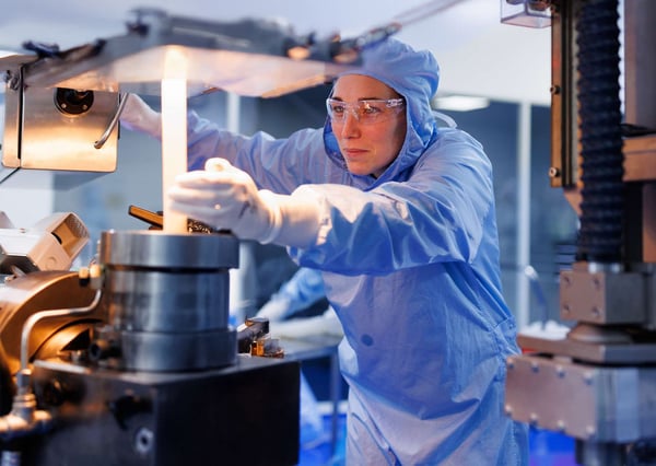 saint-gobain-woman-lab-device